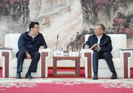 倪真与新疆生产建设兵团党委常委、副司令员哈增友会谈