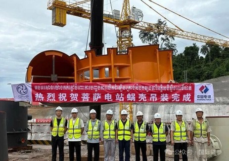 中国电建柬埔寨菩萨水电站项目发电机组座环与蜗壳完成吊装