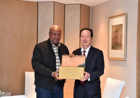 丁焰章拜会加纳总统马哈马，双方就深化重点领域合作等深入交流并达成共识