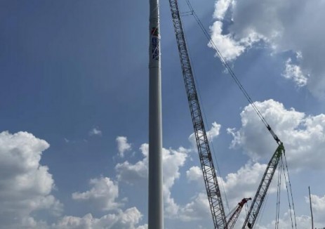 湖南祁東靈官二期100兆瓦風(fēng)電場(chǎng)項(xiàng)目首套<em>塔筒</em>順利吊裝