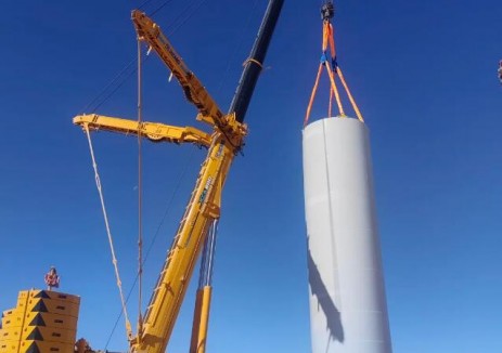 中電建張掖平山湖10萬千瓦風(fēng)電項(xiàng)目首套<em>塔筒</em>順利吊裝