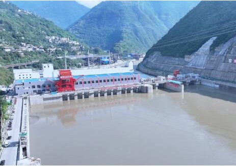 中國能建葛洲壩一公司參建的沙坪<em>一級水電站</em>首臺機組完成72小時試運行