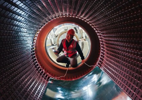 国家能源集团首个线性菲涅尔光热电站发电机转子穿装完成