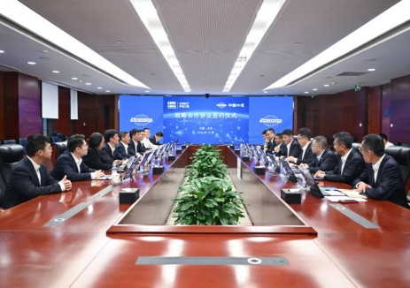 罗必雄与中国外运党委副书记、总经理高翔会谈并见证签署战略合作协议