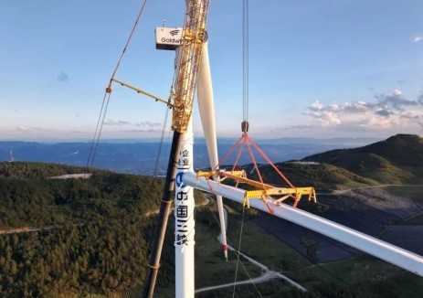 湖北<em>齊岳山風(fēng)電場(chǎng)</em>“以大代小”改造項(xiàng)目首臺(tái)風(fēng)機(jī)吊裝完成