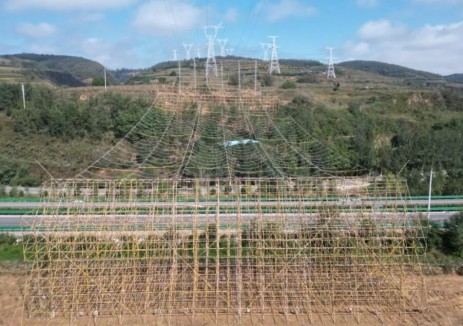 陜北至關中第三通道750千伏<em>輸變電工程</em>（線路包8）順利完成跨越榆藍高速、110千伏施宜線施工