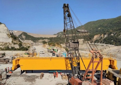 巴基斯坦塔貝拉五期<em>水電項(xiàng)目</em>1#-650t主廠房橋機(jī)第一根主梁順利吊裝就位