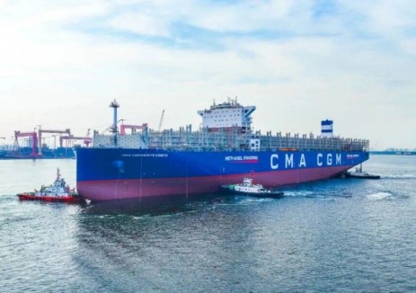 大船集團(tuán)中船天津首制甲醇雙<em>燃</em>料集裝箱船出海試航