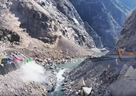 雅礱江兩大水電工程同日<em>截流</em>