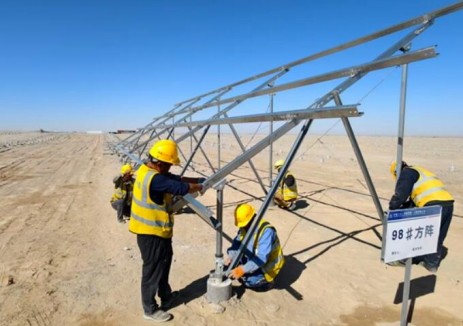 新疆民丰100万千瓦治沙项目首批光伏板支架安装启动