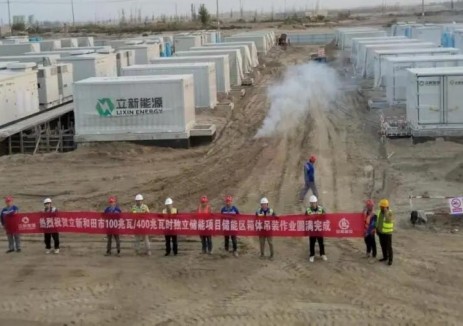 新疆和田市100兆瓦/400兆瓦時(shí)<em>獨(dú)立儲(chǔ)能項(xiàng)目</em>儲(chǔ)能區(qū)設(shè)備全部順利就位