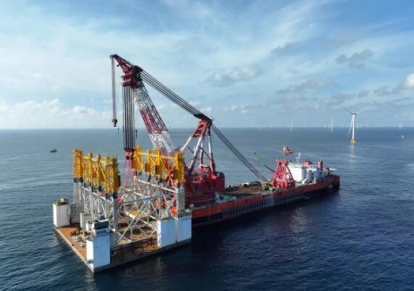 “海上<em>大力</em>士”“振華30”輪完成國內(nèi)首個萬噸級海上鋼結(jié)構(gòu)安裝工程