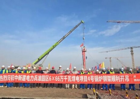 中新建電力兵準(zhǔn)園區(qū)6×66萬(wàn)千瓦<em>煤電項(xiàng)目</em>4號(hào)鍋爐鋼架首吊順利完成