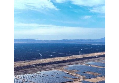 “沙戈荒”<em>新能源基地</em>中衛(wèi)光伏項目首批300萬千瓦光伏項目投產(chǎn)運行