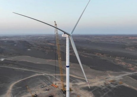 哈密能源公司十三間房100萬千瓦<em>風光儲一體化</em>項目首臺風機吊裝完成