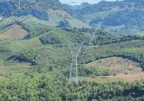 老撾北部能源基地<em>光伏項(xiàng)目</em>500千伏送出工程開(kāi)始架線施工