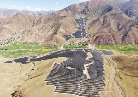 農牧發(fā)電兩不誤！西藏拉薩20萬千瓦牧光互補<em>光伏發(fā)電</em>項目并網