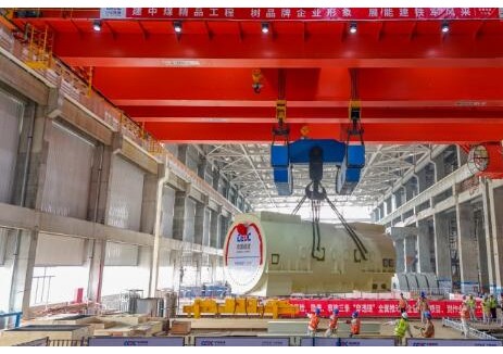 中國(guó)能建安徽<em>電建</em>二公司承建的中煤六安電廠項(xiàng)目1號(hào)機(jī)組發(fā)電機(jī)定子吊裝就位