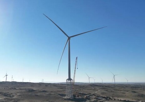 <em>东方风电</em>首台直立型纯钢桁架塔样机成功吊装