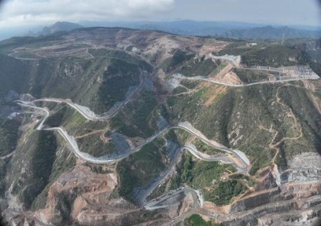 河北灤平<em>抽水蓄能電站</em>上下庫連接路混凝土路面澆筑完成