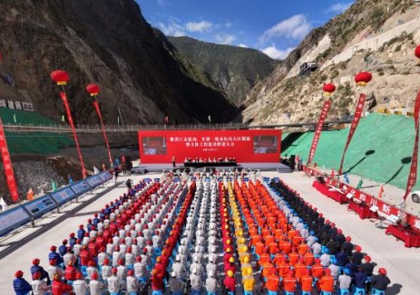 中國(guó)能建葛洲壩集團(tuán)參建的雅礱江孟底溝<em>水電站</em>成功實(shí)現(xiàn)大江截流