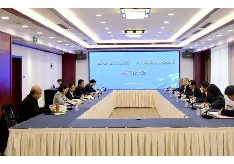 潞安化工集團黨委副書(shū)記、總經(jīng)理馬軍祥會(huì )見(jiàn)中國人保壽險山西省分公司胡雪文一行