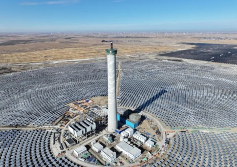 189米“能源灯塔”封顶｜通榆高纬度光热项目迈入设备安装新阶段
