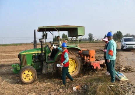 陕西西安临潼供电公司深入田间地头助力三农“用电