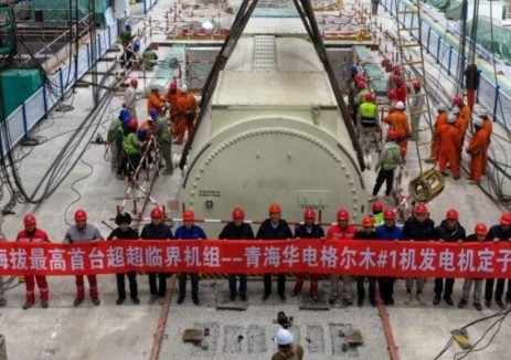 青海華電格爾木一期2×660MW<em>煤電項(xiàng)目</em>#1機(jī)組發(fā)電機(jī)定子順利吊裝就位