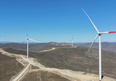 南非奧亞混合能源項目風(fēng)機(jī)吊裝工作<em>全部</em>完成