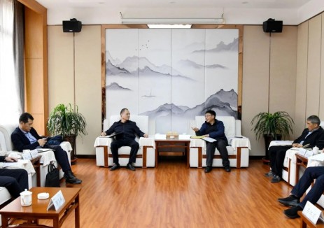 潞安化工集團黨委副書(shū)記、總經(jīng)理馬軍祥分別與中國鐵路鄭州局集團、申能股份公司客人座談