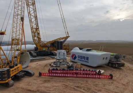 中电建宁夏同心县200兆瓦风电项目首套塔筒顺利吊装