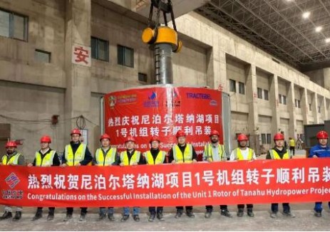尼泊爾塔納湖<em>水電站</em>項(xiàng)目1號(hào)轉(zhuǎn)子完成吊裝