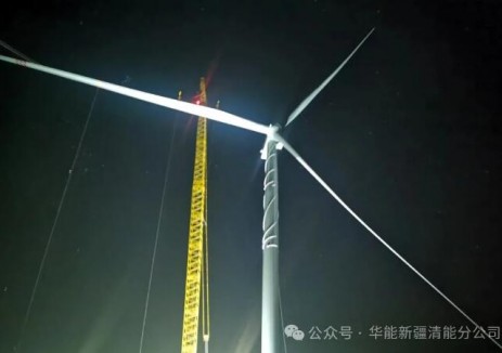 華能塔城<em>地</em>區(qū)托里縣50萬千瓦風電項目首臺風機吊裝完成