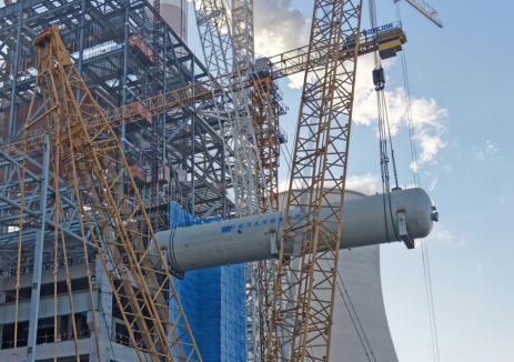中电建核电公司承建的国家能源东营胜利电厂除氧器吊装就位