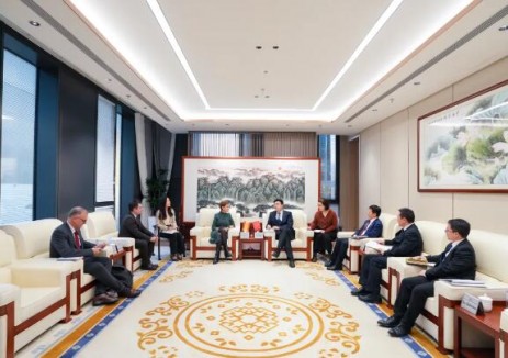 李屹立与西班牙纳瓦拉自治区主席玛丽亚·奇维特会谈