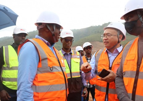 卢旺达总理恩森吉尤姆瓦考察那巴龙格河二号水电站项目