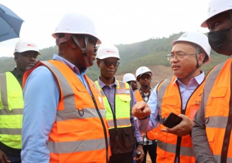 卢旺达总理恩森吉尤姆瓦考察那巴龙格河二号水电站项目