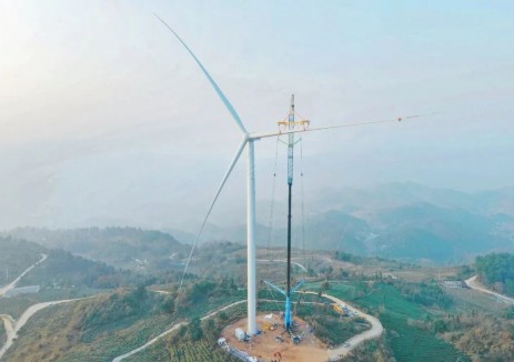 贵州金元首个分散式风电项目首台风机完成吊装
