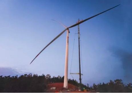 華南公司東興15萬千瓦風電項目首臺風機吊裝完成