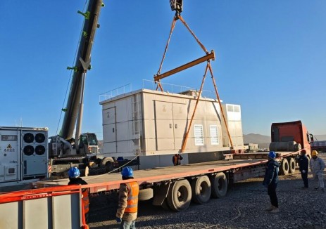 新疆伊吾300兆瓦風電項目化學<em>儲能設備</em>吊裝完成