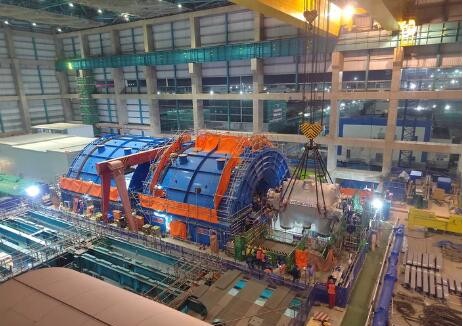 中国能建浙江火电承建的广东陆丰核电5号机组高压缸吊装就位