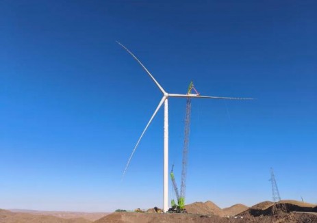新疆臻元天祝縣松山灘蕨麻溝10萬千瓦風電項目首臺風機吊裝完成