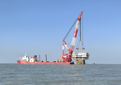 华电重工承建的龙源电力海南东方CZ8场址50万千瓦海上升压站圆满完成吊装任务