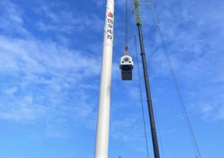 国家电投广西防城港东兴江平15万千瓦风电项目完成首台机组吊装