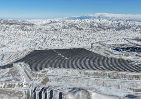 新疆首个高海拔矿区治理光伏项目全容量并网发电