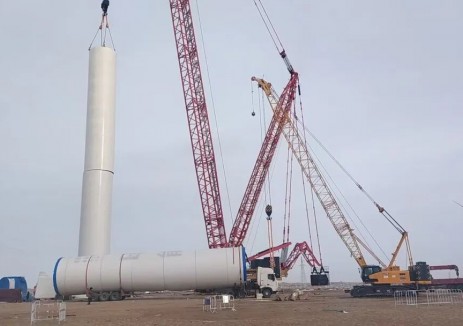 申能新疆塔城托里縣135萬千瓦風電項目標段二首套塔筒順利吊裝
