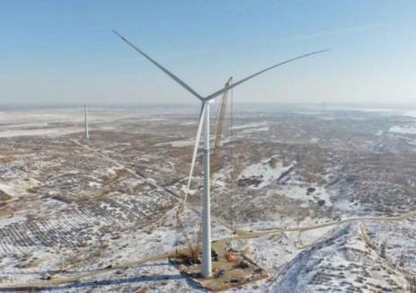 中船科技錫盟正藍旗30萬千瓦特高壓三期風光儲一體化項目首臺機組成功吊裝