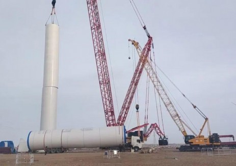 申能新疆塔城托里縣135萬千瓦風電項目標段二首套塔筒順利吊裝