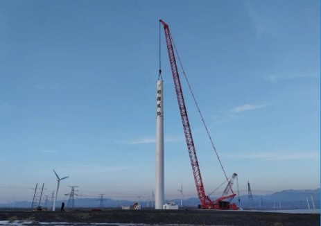 风能公司达坂城风电一场49.25兆瓦升级改造项目<em>风电机组</em>吊装完成